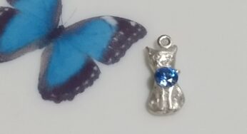 ハンドメイド・ネックレス猫チャーム、オンラインショップにて販売しています。